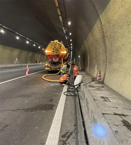 乌拉特后隧道排水渠清淤